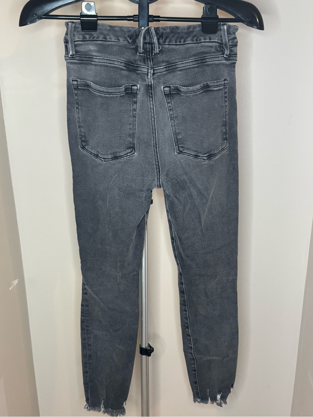 Good American Good Legs Crop Frayed Hem Gray Jeans Size 4/27 Preppy Designer - Picture 7 of 7